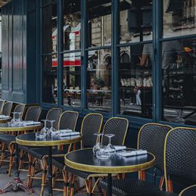 terrasse tables chaises verres